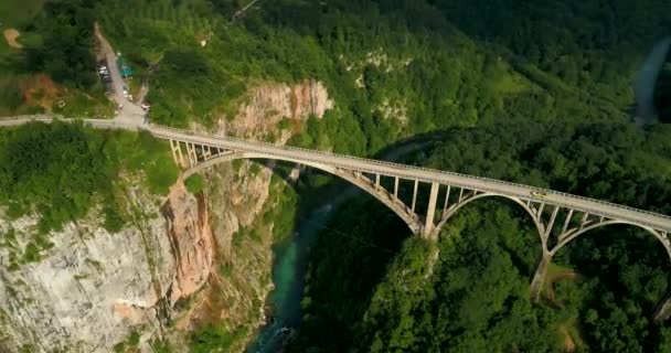 Vista aérea del puente del arco de Durdevica Tara en las montañas, uno de los puentes automovilísticos más altos de Europa . — Vídeo de stock