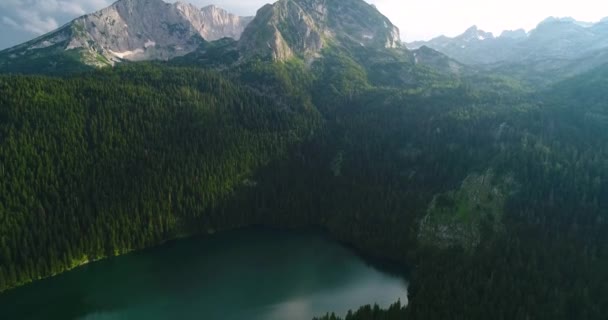 A légi felvétel a gyönyörű tó a hegyek között. Fekete-tó, Montenegro. — Stock videók