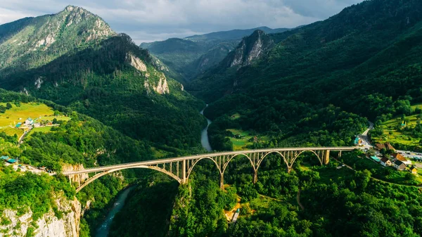 Dağlarda, Avrupa'nın en yüksek otomobil köprüden Durdevica Tara ark köprünün havadan görünümü.