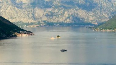 Meryem kaya kilise ve Sveti Djordje Adası Kotor Bay Perast şehir merkezine, Karadağ, Timelapse yakınındaki havadan görünümü