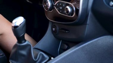 Başlatma ve bir araba motoru durdurma. Kadının el elektronik anahtar kart presler kontak anahtarı arabada ekler