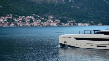 Kotor Koyu'ndaki pahalı büyük yat yelken