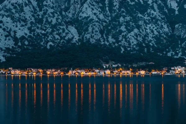 Vista nocturna de la bahía de Kotor y pueblos a lo largo de la costa —  Fotos de Stock