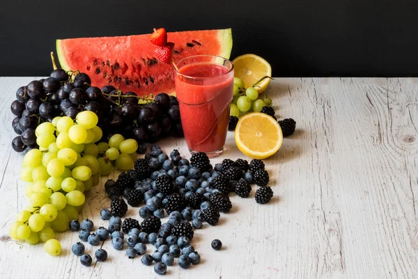 Свіжі барвисті органічні ягоди. Концепція фермерства та здорового харчування . — стокове фото