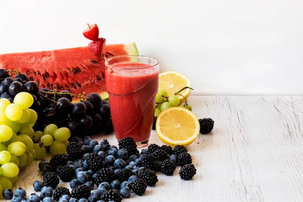 Frescas bayas orgánicas de colores. Concepto de agricultura y alimentación saludable . — Foto de Stock