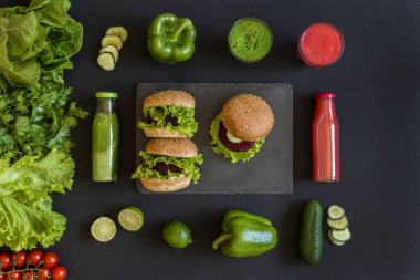 Sağlıklı vegan gıda. Siyah arka plan üzerine taze sebze. Detoks Diyet. Farklı renkli taze meyve suları
