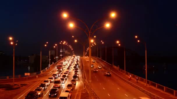 Tráfico nocturno en el puente. Cronograma — Vídeos de Stock
