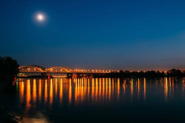 Dnepr nehir gece Darnitskiy köprüyü. Kiev, Ukrayna