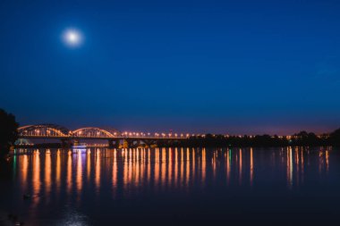 Dnepr nehir gece Darnitskiy köprüyü. Kiev, Ukrayna