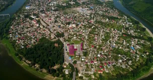 Vista aérea del cañón de curva del río Dnister de verano y la famosa ciudad ucraniana de Zalischyky. Región de Ternopil, Ucrania, Europa . — Vídeos de Stock