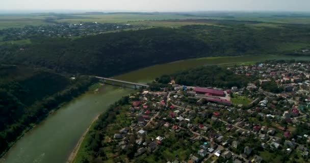 Vista aérea del cañón de curva del río Dnister de verano y la famosa ciudad ucraniana de Zalischyky. Región de Ternopil, Ucrania, Europa . — Vídeo de stock