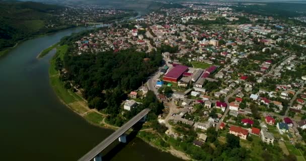 Vista aérea do verão Dnister rio canyon curva e famosa cidade ucraniana Zalischyky. Ternopil região, Ucrânia, Europa . — Vídeo de Stock