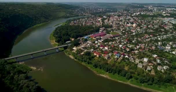 夏ドニステル川の空撮は、渓谷と有名なウクライナ語 Zalischyky 町を曲げます。テルノーピリ地域、ウクライナ、ヨーロッパ. — ストック動画