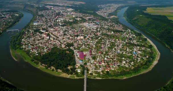 Yaz Dnister Nehri'nin havadan görünümü eğin Kanyon ve ünlü Ukrayna Zalischyky kasaba. Ternopil bölgesi, Ukrayna, Europe. — Stok video