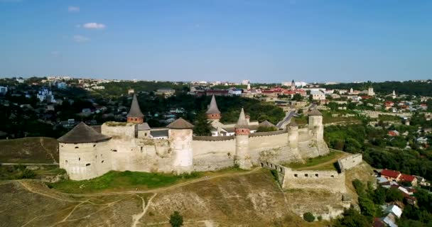 Vue aérienne de la vieille forteresse. Château en pierre dans la ville de Kamenets-Podolsky. Beau vieux château en Ukraine . — Video