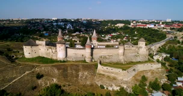 Luchtfoto van oude vesting. Stenen kasteel in de stad van Kamenets-Podolsky. Mooi oud kasteel in Oekraïne. — Stockvideo