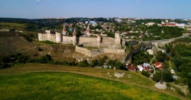 Havadan görünümü eski kale. Taş castle civarındaki Kamenets şehir Podolsky. Ukrayna güzel eski kale.
