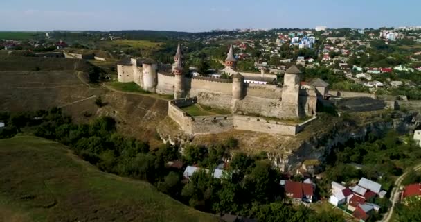 Vue aérienne de la vieille forteresse. Château en pierre dans la ville de Kamenets-Podolsky. Beau vieux château en Ukraine .