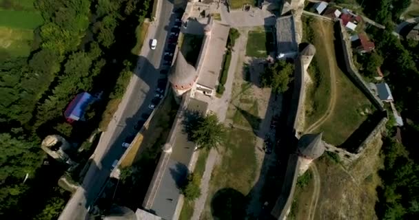 Luchtfoto van oude vesting. Stenen kasteel in de stad van Kamenets-Podolsky. Mooi oud kasteel in Oekraïne. — Stockvideo