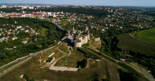 Vista aérea da velha fortaleza. Castelo de pedra na cidade de Kamenets-Podolsky. Belo castelo velho na Ucrânia . — Vídeo de Stock