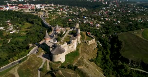 Vista aérea de la antigua fortaleza. Castillo de piedra en la ciudad de Kamenets-Podolsky. Hermoso castillo viejo en Ucrania . — Vídeos de Stock