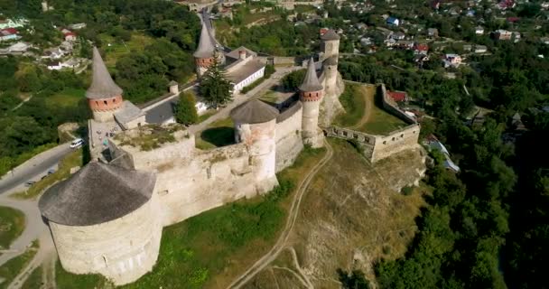 Luftfoto af gamle fæstning. Sten slot i byen Kamenets-Podolsky. Smukt gammelt slot i Ukraine . – Stock-video