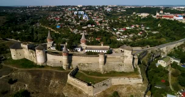 Вид с воздуха на старую крепость. Каменный замок в городе Каменец-Подольском. Красивый старинный замок на Украине . — стоковое видео