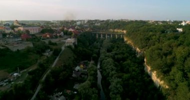 Havadan görünümü Kanyon ve eski şehir. Kanyon Smotrych. Kamenets Podolsky