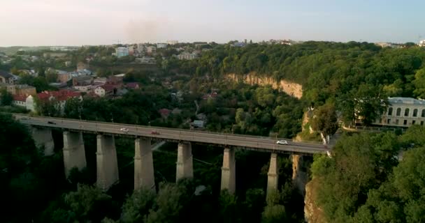 Luchtfoto van canyon en oude binnenstad. Canyon Smotrych. Kamenets Podolski. — Stockvideo