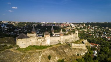Havadan görünümü eski kale. Taş castle civarındaki Kamenets şehir Podolsky. Ukrayna güzel eski kale.