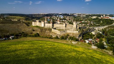 Havadan görünümü eski kale. Taş castle civarındaki Kamenets şehir Podolsky. Ukrayna güzel eski kale.