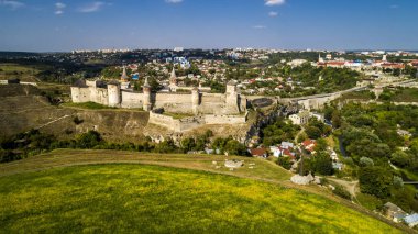 Havadan görünümü eski kale. Taş castle civarındaki Kamenets şehir Podolsky. Ukrayna güzel eski kale.