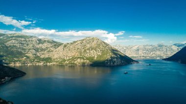 Kotor Körfezi akşam hava güzel manzara. Karadağ
