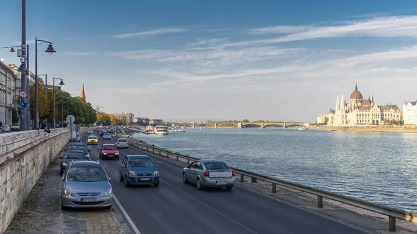 Budapest and Parliament Building in Hungary in a beautiful autumn. City traffic. — Stock Photo, Image