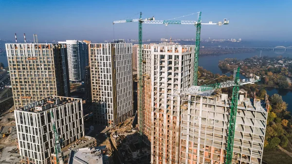 Widok z lotu ptaka krajobraz miasta pod budowę budynków i Suwnice przemysłowe. Plac budowy. — Zdjęcie stockowe