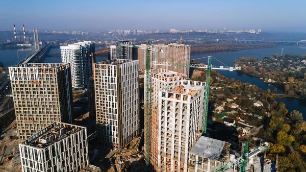 Вид с воздуха на ландшафт города со строящимися зданиями и промышленными кранами. Строительная площадка . — стоковое фото