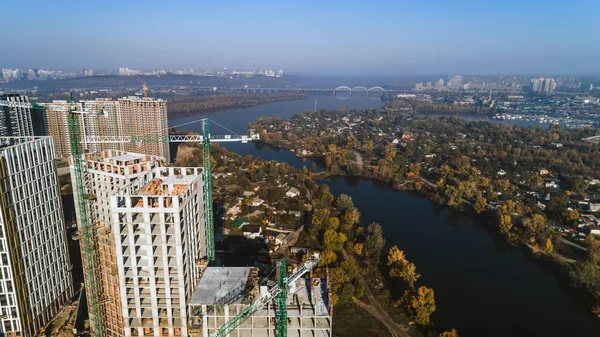 Вид с воздуха на ландшафт города со строящимися зданиями и промышленными кранами. Строительная площадка . — стоковое фото