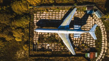 Sonbahar Orman düzlemde hava görünümünü. Üstten görünüm. Bir uçakla güzel sonbahar manzara.