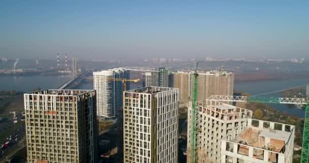 Luchtfoto van het landschap in de stad met onder bouw gebouwen en industriële kranen. Bouwplaats. — Stockvideo