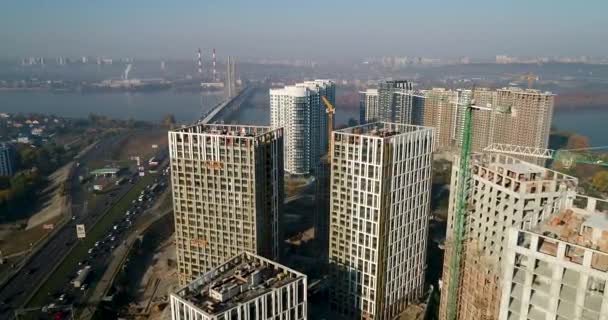 Vista aérea del paisaje en la ciudad con edificios en construcción y grúas industriales. Lugar de construcción . — Vídeo de stock