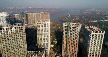 Havadan görünümü ile şehir inşaat binalar ve endüstriyel vinçler altında peyzaj. İnşaat alanı.