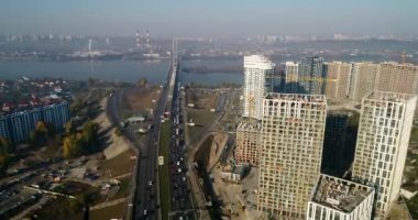 Havadan görünümü ile şehir inşaat binalar ve endüstriyel vinçler altında peyzaj. İnşaat alanı.