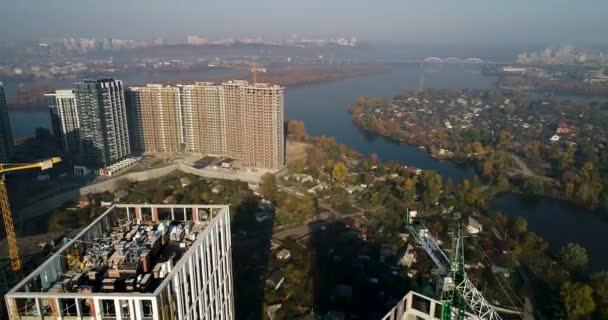 Luftaufnahme einer Landschaft in der Stadt mit im Bau befindlichen Gebäuden und Industriekränen. Baustelle. — Stockvideo