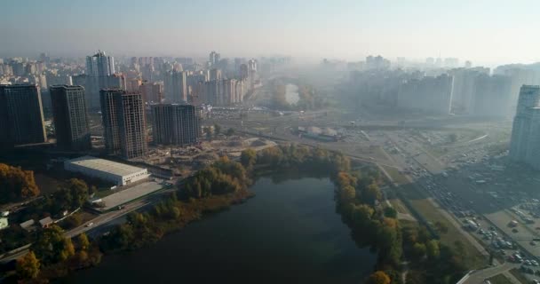 Letecký pohled na panoráma v Kyjevě. Městský provoz. — Stock video