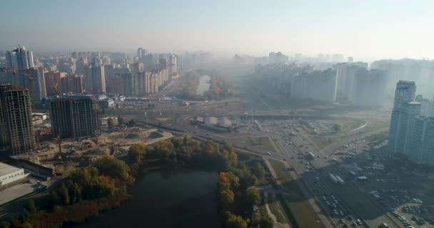 Вид с воздуха на городской пейзаж в Киеве. Городское движение . — стоковое видео