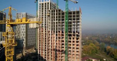 Havadan görünümü ile şehir inşaat binalar ve endüstriyel vinçler altında peyzaj. İnşaat alanı.