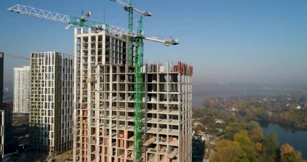 Luchtfoto van het landschap in de stad met onder bouw gebouwen en industriële kranen. Bouwplaats. — Stockvideo