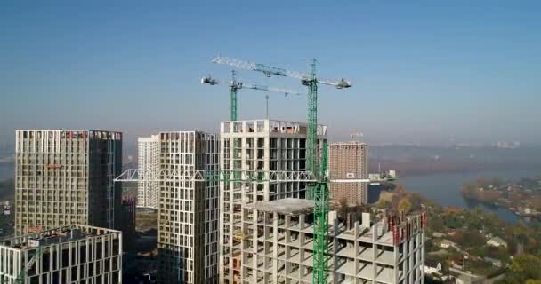 Вид с воздуха на ландшафт города со строящимися зданиями и промышленными кранами. Строительная площадка . — стоковое видео