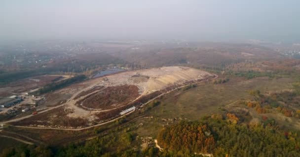Luftaufnahme der Großstadt-Deponie. Smog am Himmel — Stockvideo