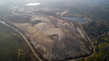 Havadan görünümü büyük şehir dökümü. Gökyüzünde oluşan duman